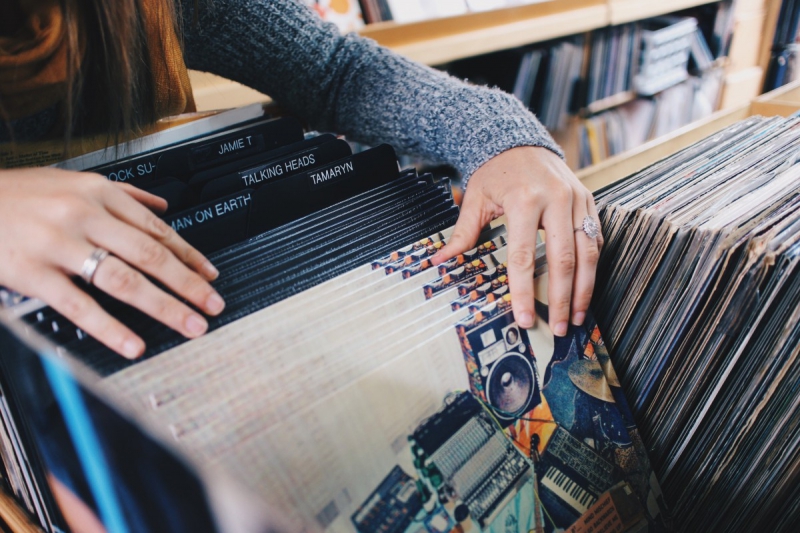 vente-GRIMAUD-min_vinyl_records_store_shopping_retro_music_audio_album_rock-684576